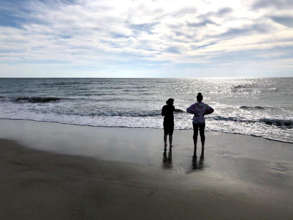 Maya and Azaria spending their last vacation minutes on the beach